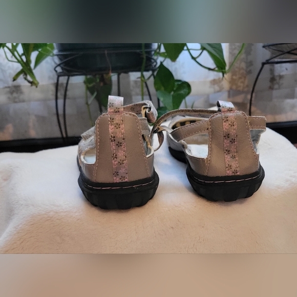 JBU Gray Flats with Sunburst Cut-Out Design.  Size 7.5 - Picture 4 of 5